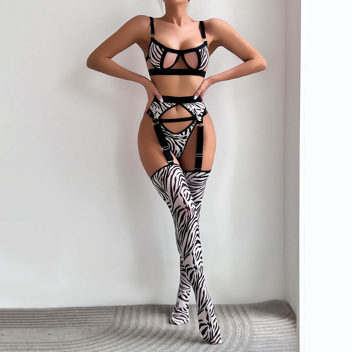 LADIES INTIMATE ZEBRA LINGERIE SET WITH STOCKINGS ZEBRA (SIZE S-L)