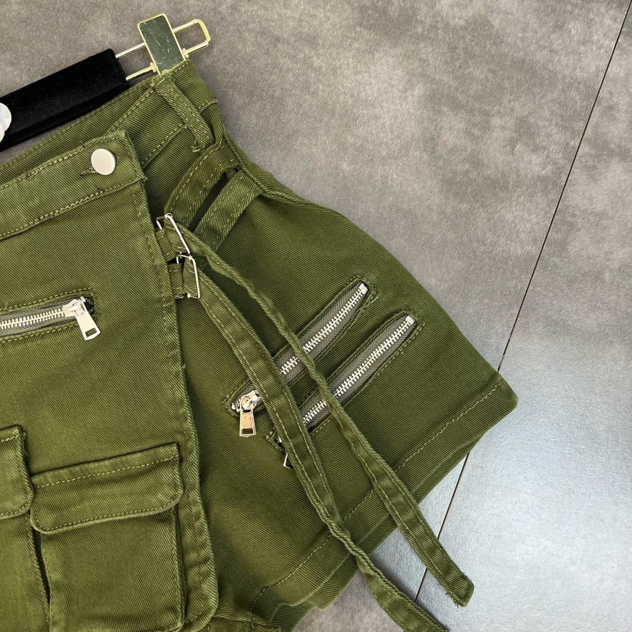 LADIES CARGO SHORTS        BLACK / GREEN        (SIZE  S - XL)